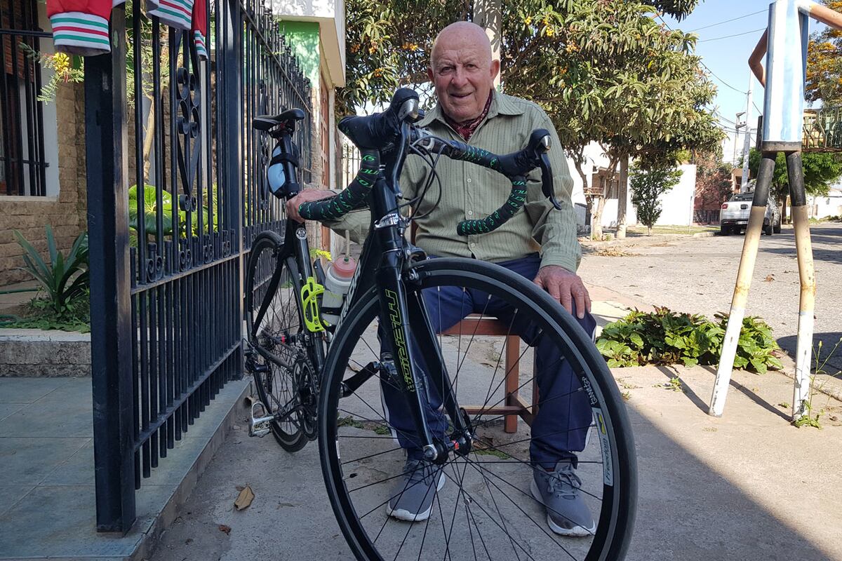 Andrés Rutis tiene 87 años, vive en Río Tercero y es ciclista. (La Voz)