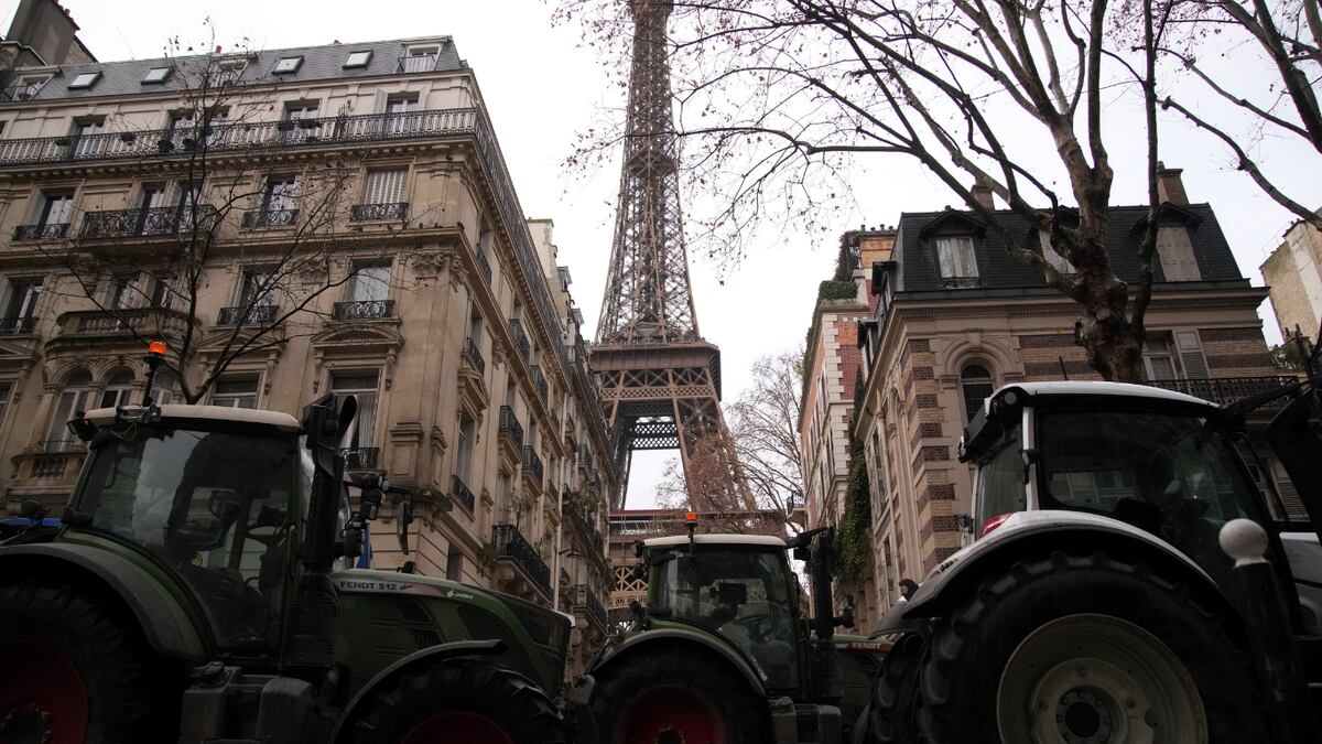 Tractores se alinean cerca de la Torre Eiffel mientras agricultores protestan contra la intención de la Unión Europea de avanzar con el acuerdo comercial del Mercosur con cinco países de América del Sur, el jueves 8 de enero de 2026, en París. (Foto AP/Christophe Ena)