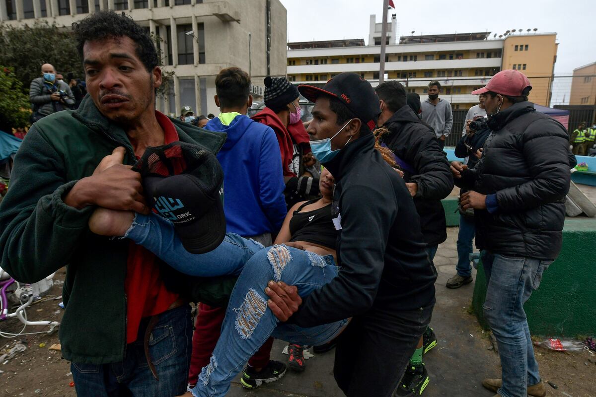 Una mujer venezolana sufrió una descompensación durante los desalojos en Iquique, Chile. (AP)