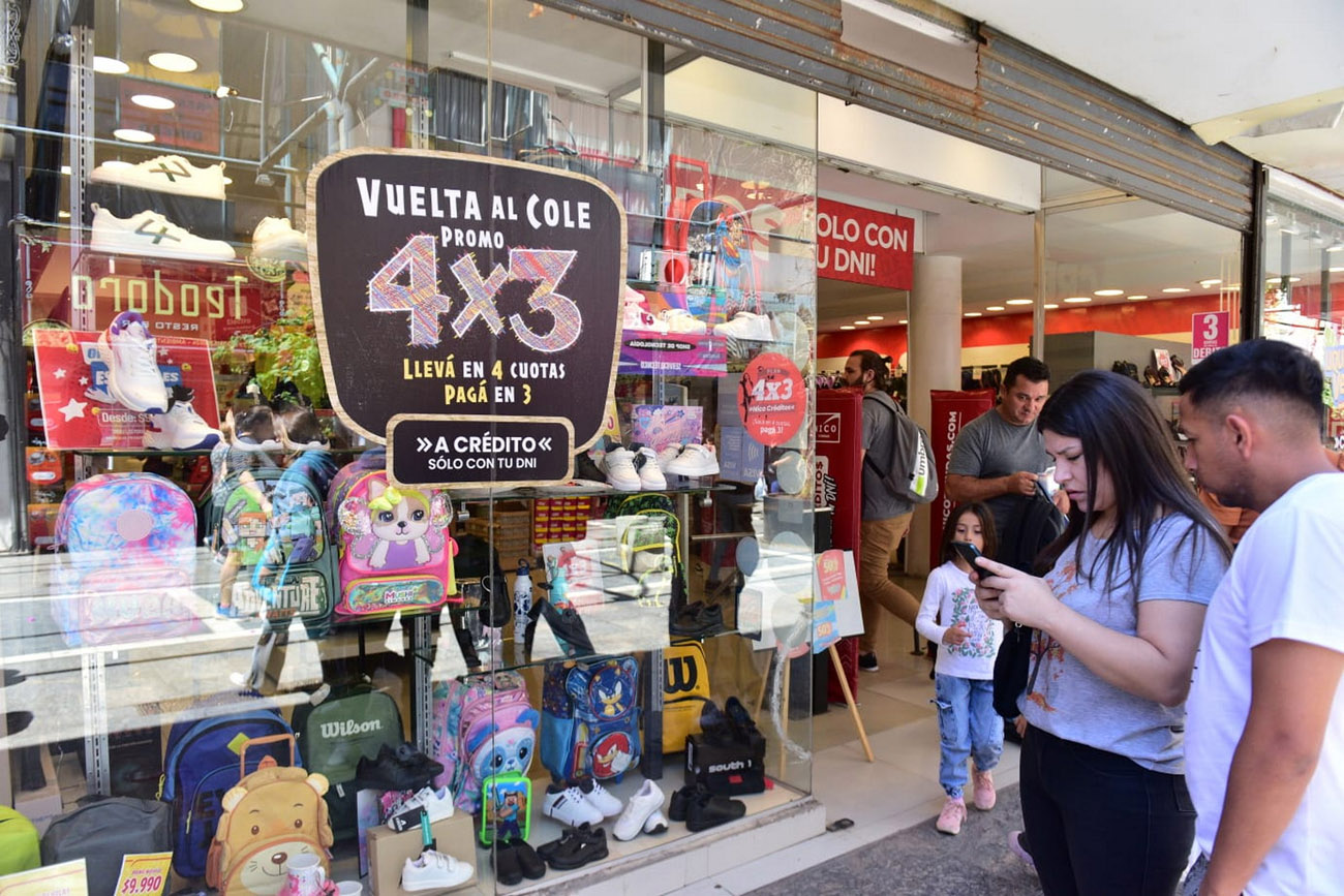 Venta de útiles escolares, semanas antes del inicio del ciclo lectivo. (José Gabriel Hernández / La Voz)