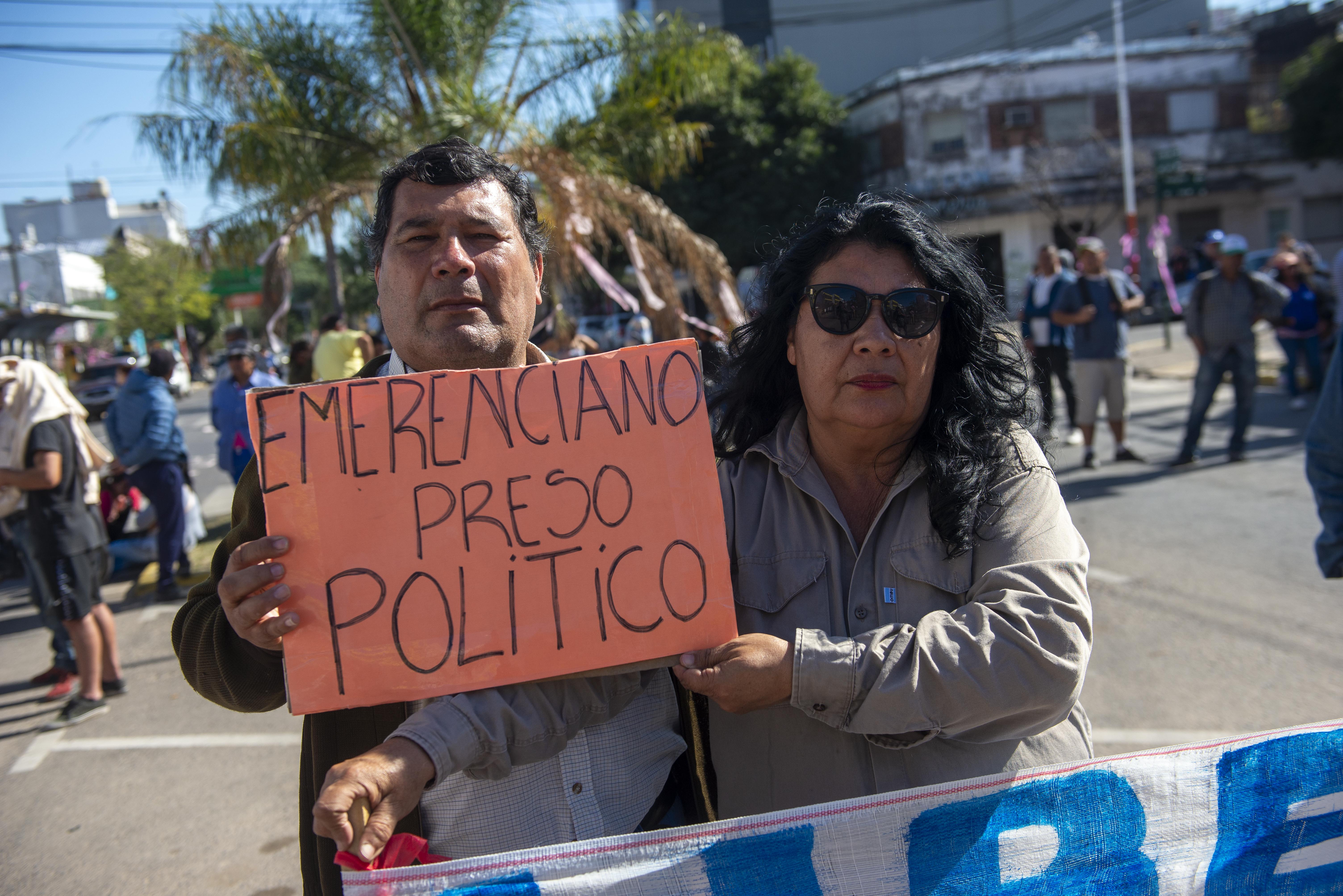 Desde anoche, el edificio judicial permanecía vallado y con presencia policial. Algunos pidieron justicia por Cecilia; otros se mostraron a favor de los Sena. (Télam/Pablo Caprarulo)