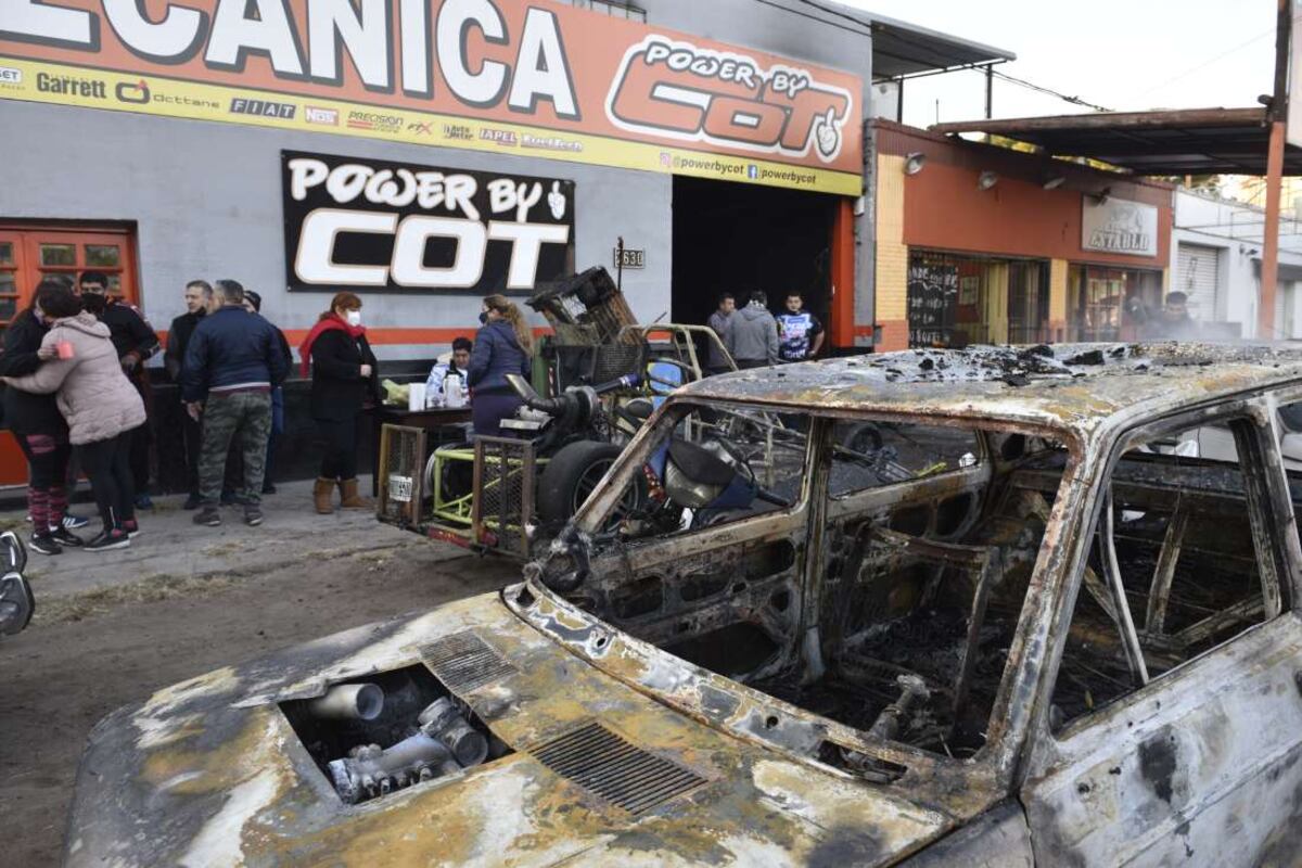 Incendio en un taller de Villa Azalais (Ramiro Pereyra/La Voz).