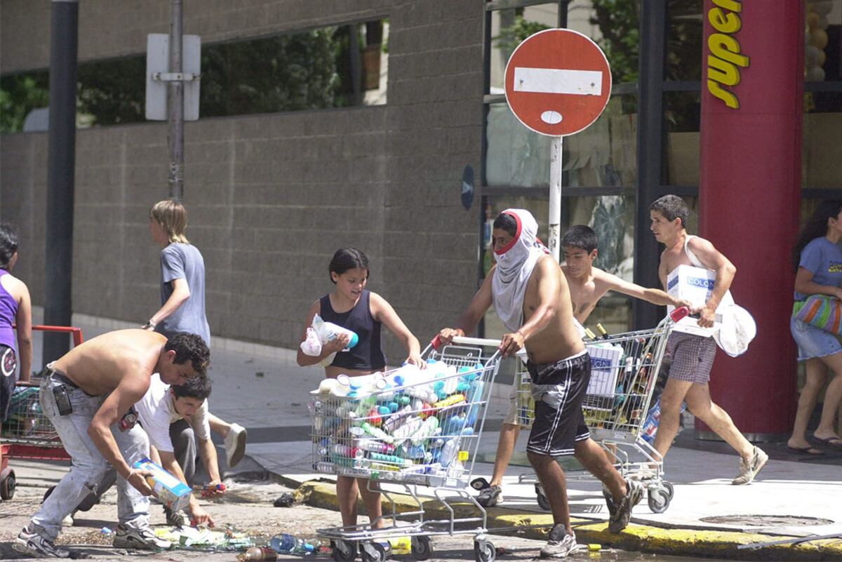DYN40, BUENOS AIRES 19/12/01, SAQUEOS DE SUPERMERCADOS, ESTA MAÑANA, EN LA LOCALIDAD DE RAMOS MEJIA. FOTO-DYN/RICARDO ABAD