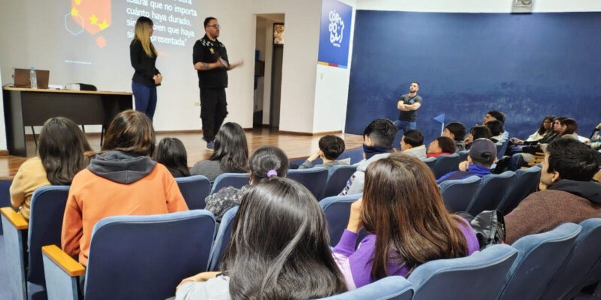 "Baja un cambio", capacitación sobre seguridad vial a estudiantes del secundario. (Municipalidad de Córdoba)