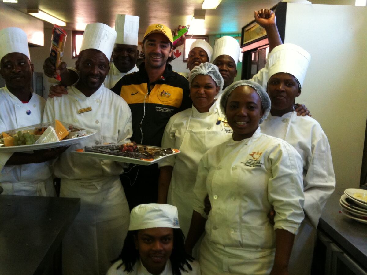 Miguel Escalante en Sudáfrica, con unos de los equipos de cocina con los que trabajó. (Gentileza)