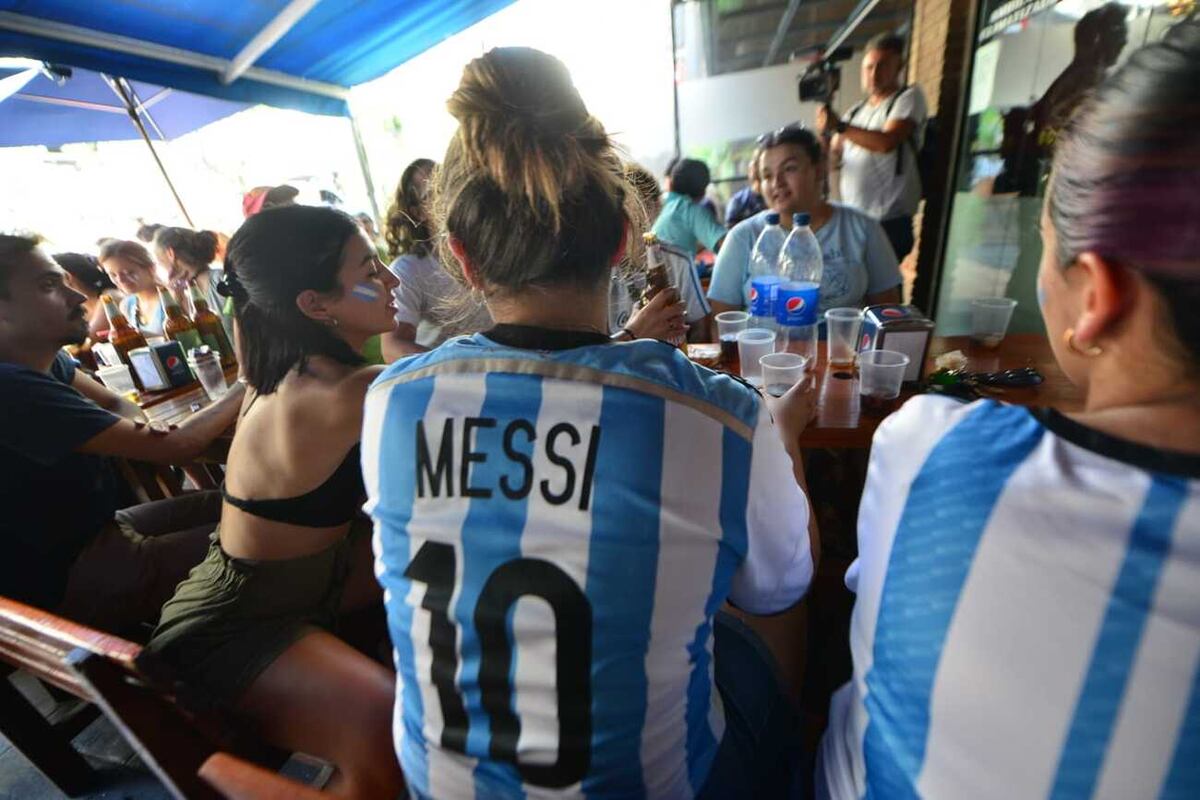 Gente viendo el partido de la selección por las semifinales del mundial (Javier Ferreyra / La Voz)