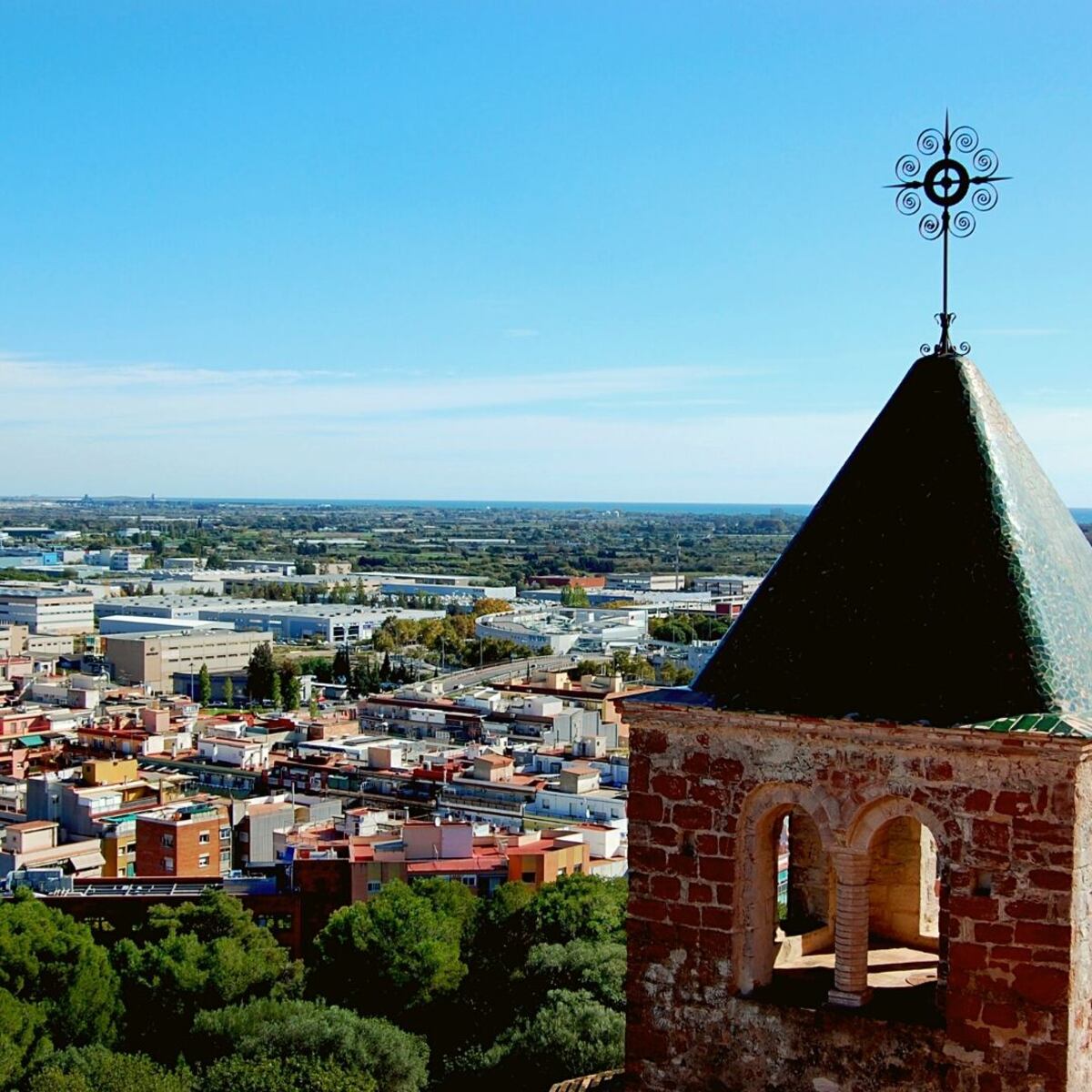 Desde su cima puede disfrutarse una vista panorámica, ya que se alza en el punto más alto de la colina, construido como fortaleza de defensa.
(Gentileza: www.castelldefelsturismo.com)