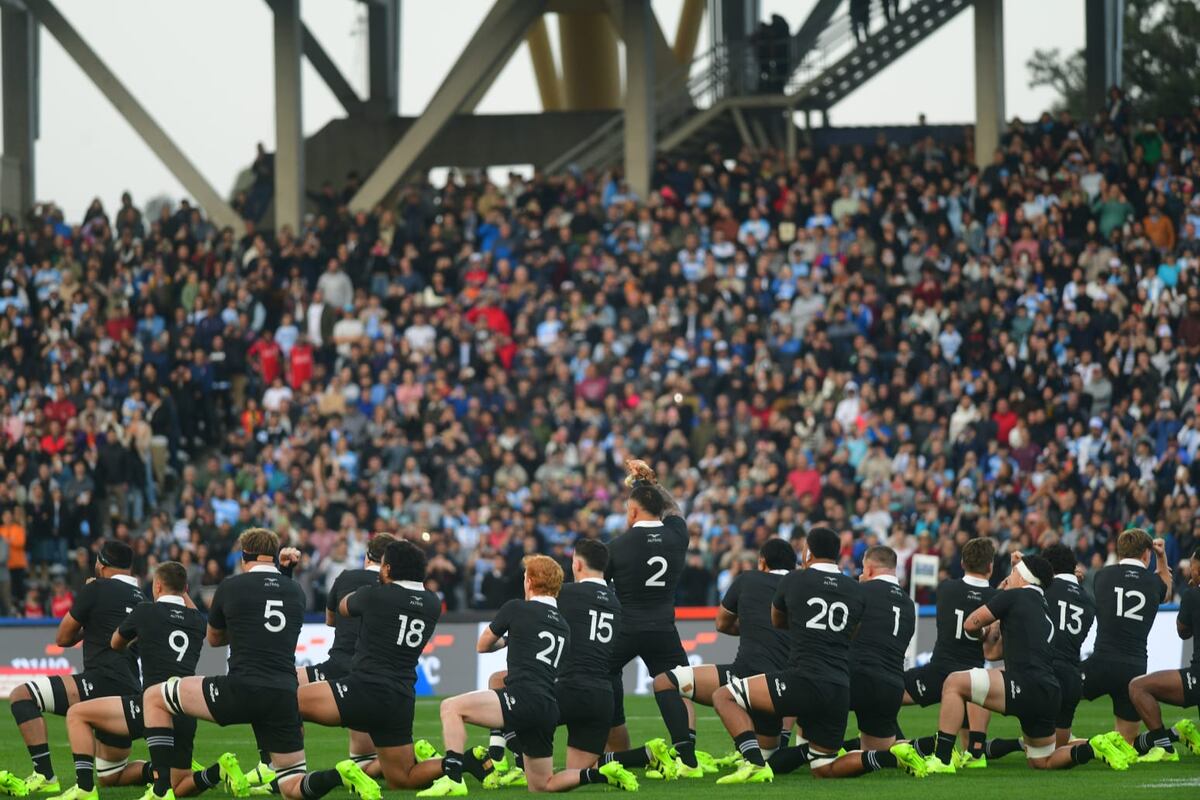 El momento del tradicional haka de All Blacks antes de enfrentar a Los Pumas en el estadio Mario Alberto Kempes. (Nicolás Bravo / La Voz)