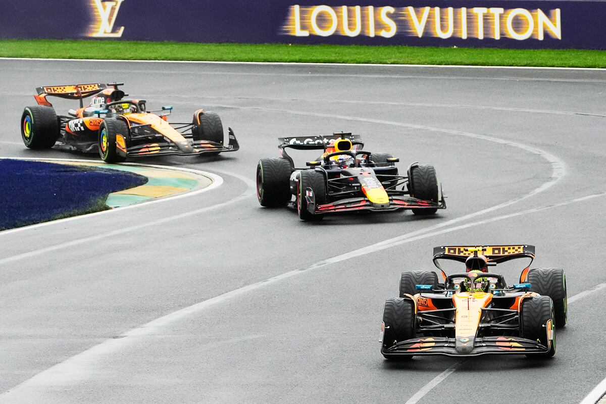 El piloto de McLaren, Lando Norris, de Gran Bretaña, conduce su auto durante el Gran Premio de Australia de Fórmula Uno en Albert Park. (AP)