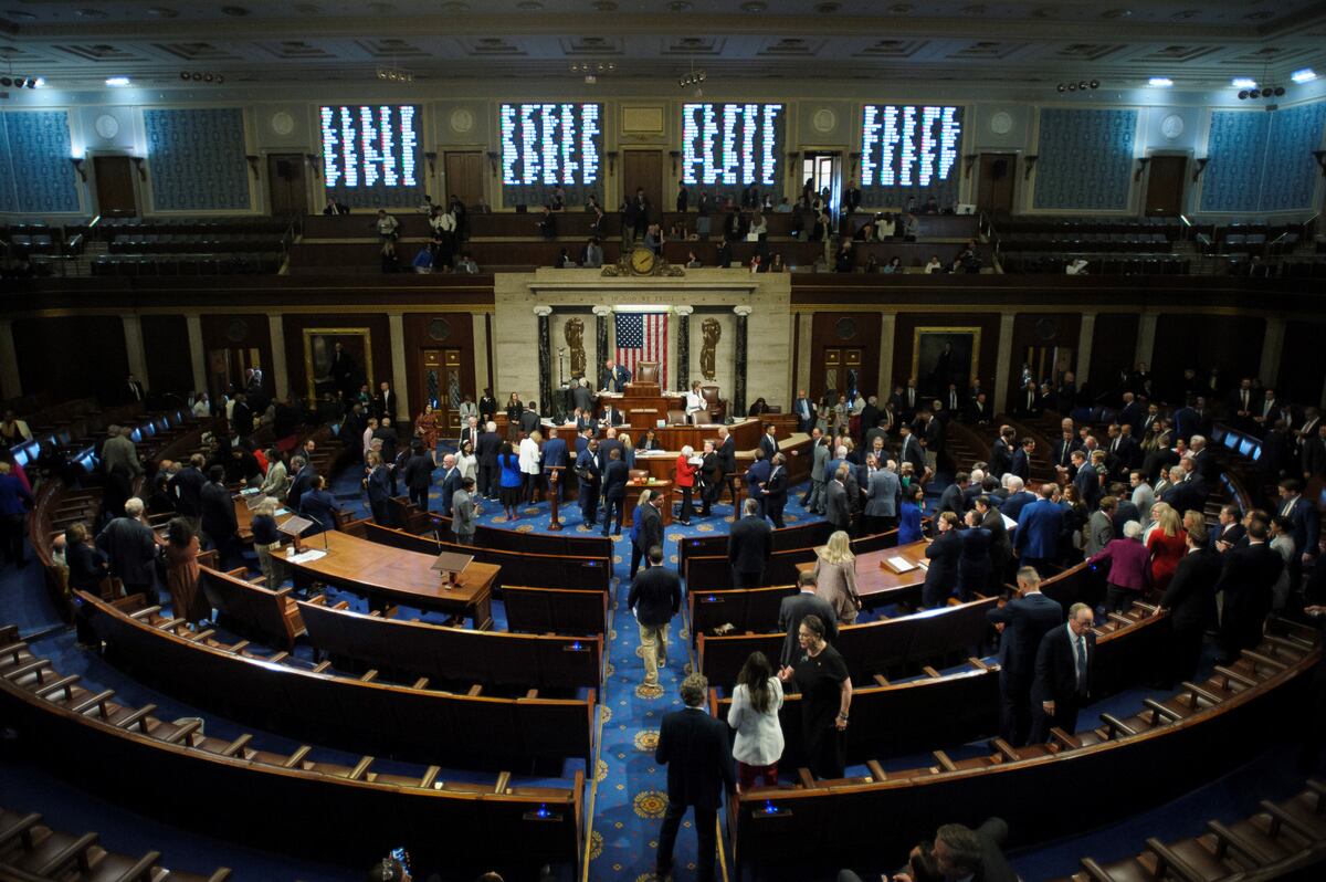 Demócratas y republicanos votan en la Cámara de Representantes durante la aprobación final del proyecto de ley insignia del presidente Donald Trump, que incluye recortes fiscales y de gastos, en el Capitolio, el jueves 3 de julio de 2025, en Washington. (Foto AP/Rod Lamkey, Jr.)
