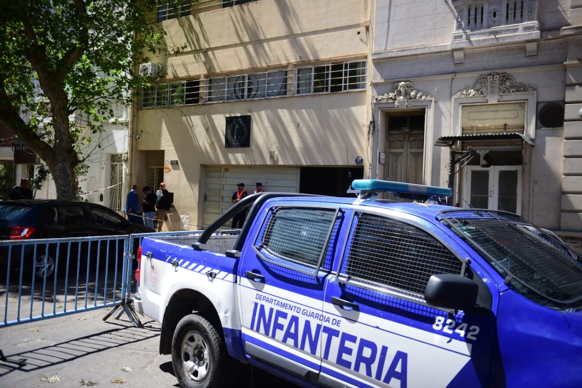 La sede sindical de Uocra, en Córdoba Capital, con perímetro de seguridad. (La Voz / José Gabriel Hernández)