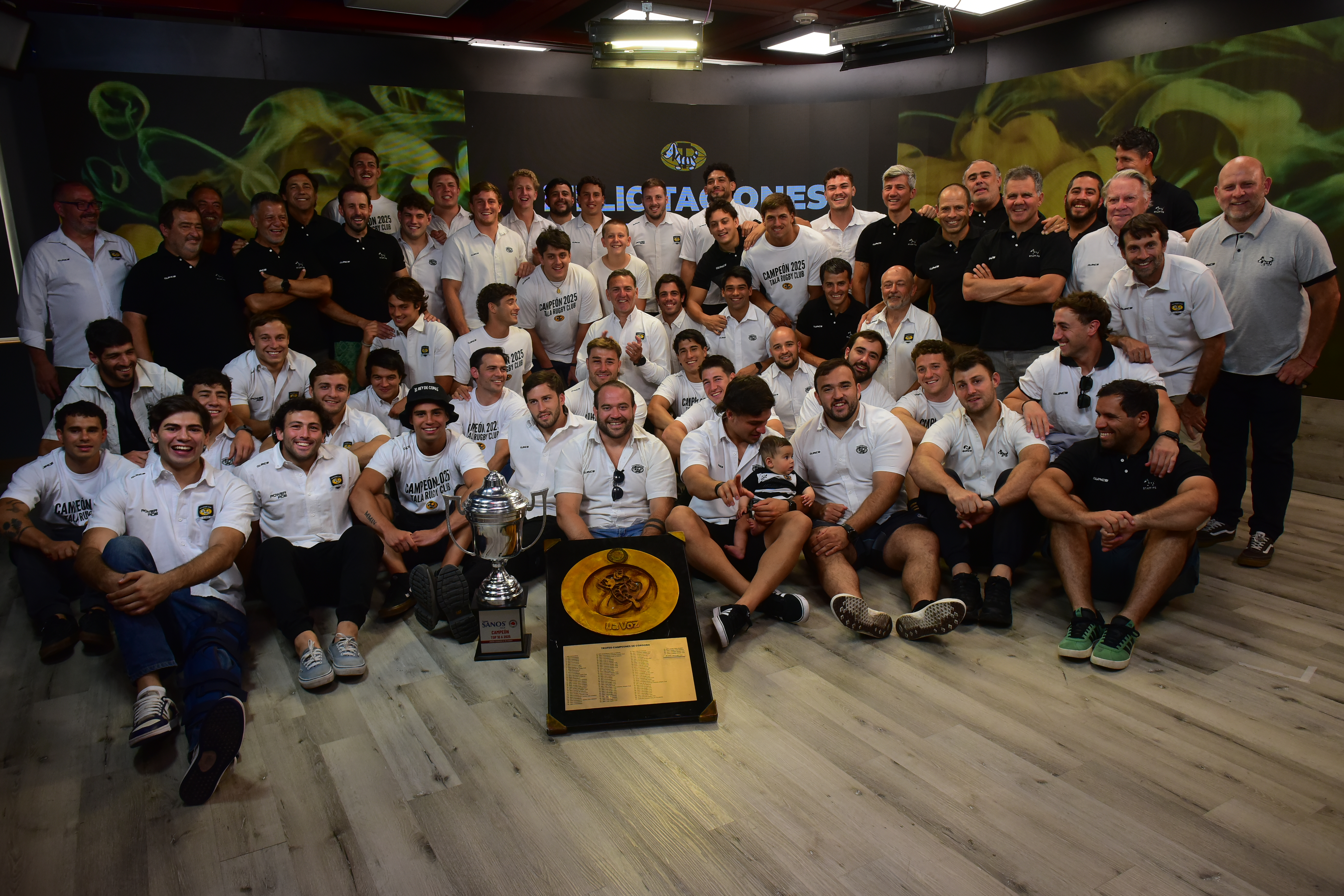 Jugadores y cuerpo técnico del Tala Rugby club participaron  del tradicional brindis en la redacción de la Voz a los campeones. (Javier Ferreyra / La Voz )