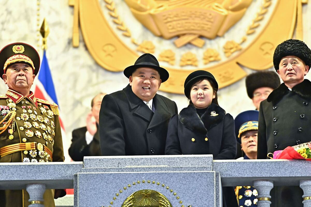 El impresionante desfile militar donde Corea del Note mostró su poderío nuclear. Kim Jong-un volvió a mostrarse con su hija (Fotos AP y DPA).