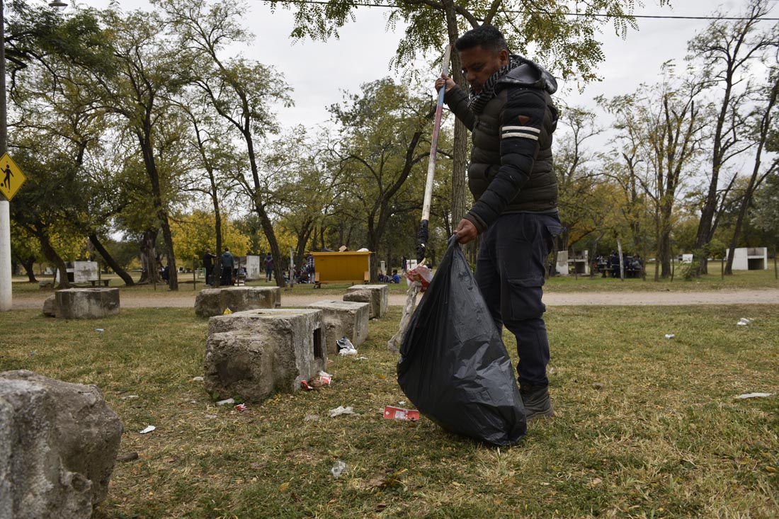 Limpieza y mantenimiento del Camping San Martín dia después de que llegaran los que participaron de la marcha piquetera federal. ( Ramiro Pereyra / La Voz)