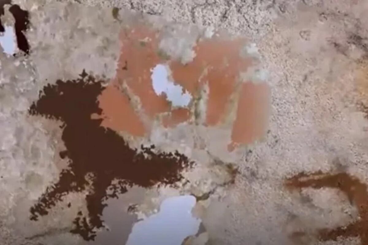 El tenue contorno de la plantilla de la mano detallada en el nuevo estudio se puede ver aquí entre otras pinturas rupestres. Universidad Griffith