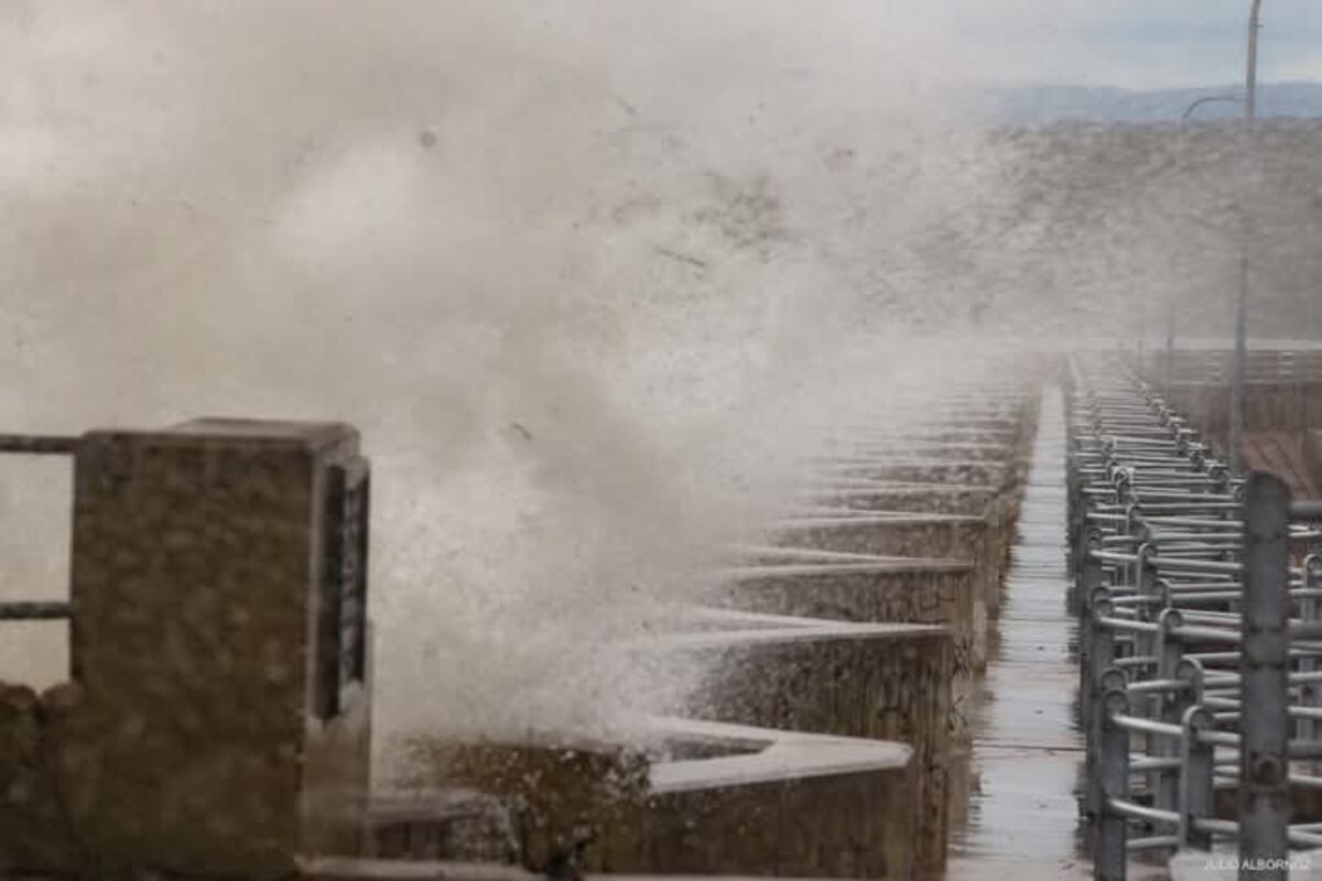 Impactantes imágenes de la tormenta y el viento en Córdoba sobre el dique Cruz del Eje. (Fotos gentileza Julio Albornoz)