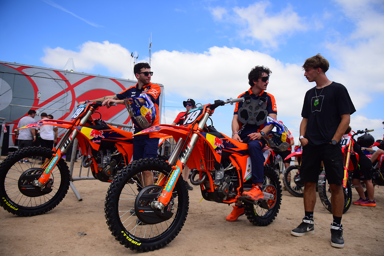 Mundial de Motocross 2025. Llegaron los pilotos al complejo Infinito Race Track, de 1.800 metros. (José Gabriel Hernández / La Voz)