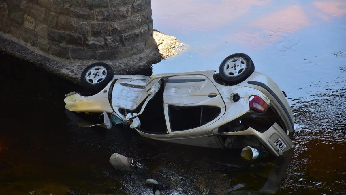 Un auto perdió el control y cayó del puente carretero de Cosquín. (Gentileza Jairo Stepanoff)