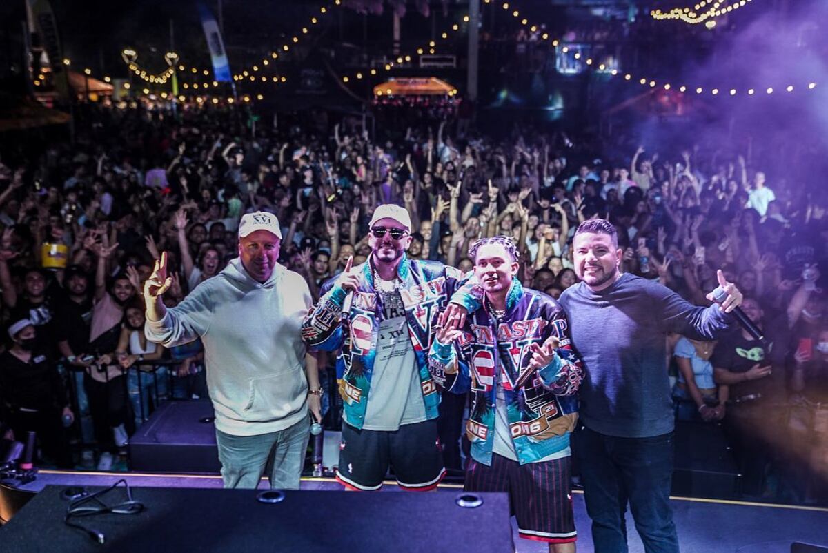 Los artistas boricuas durante el estreno de "Deja vu", que tuvo 13 sedes en simultáneo. (Instagram).