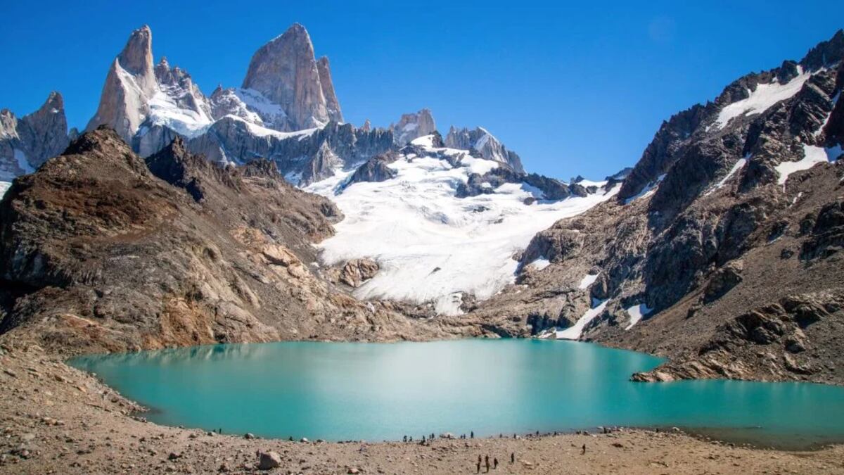 Laguna de los Tres, la joya final en el sendero principal de la Capital Nacional del Trekking.