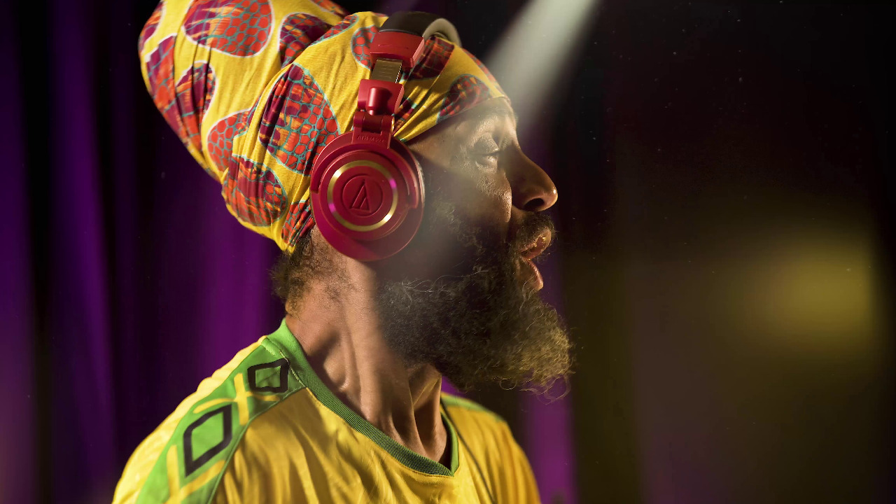Fidel Nadal, al momento de grabar una toma para su disco de antología. (Gentileza PopArt Discos)