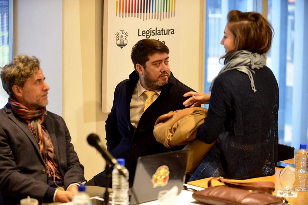 Previa. La espera de la decisión final se prolongó durante un par de horas. (Nicolás Bravo / La Voz)