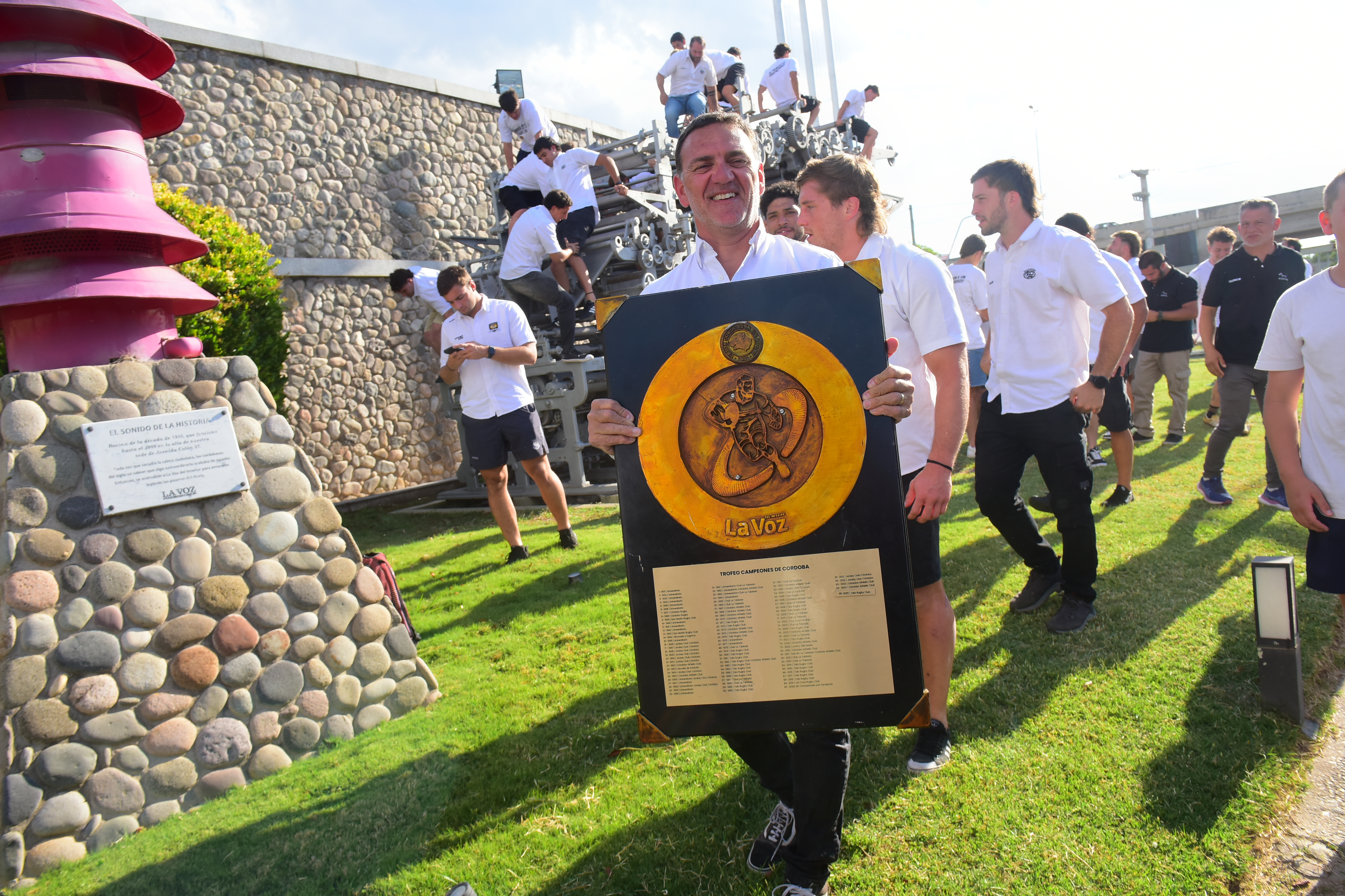 Jugadores y cuerpo técnico del Tala Rugby club participaron  del tradicional brindis en la redacción de la Voz a los campeones. (Javier Ferreyra / La Voz )