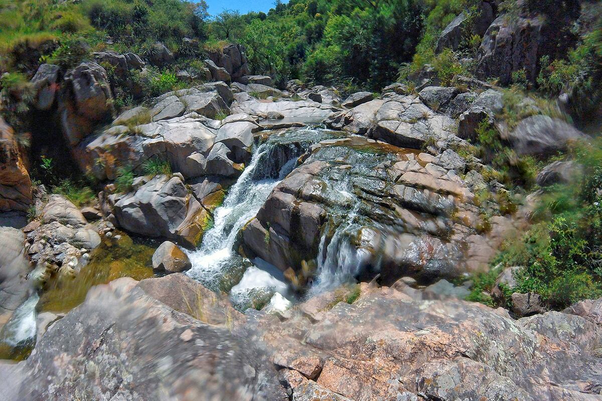 Tres Cascadas: la perla de la Reserva Natural de la Defensa de Ascochinga. El segundo salto se destaca por su hoya de mayor profundidad y superficie. (Gentileza: Cba Natural)
