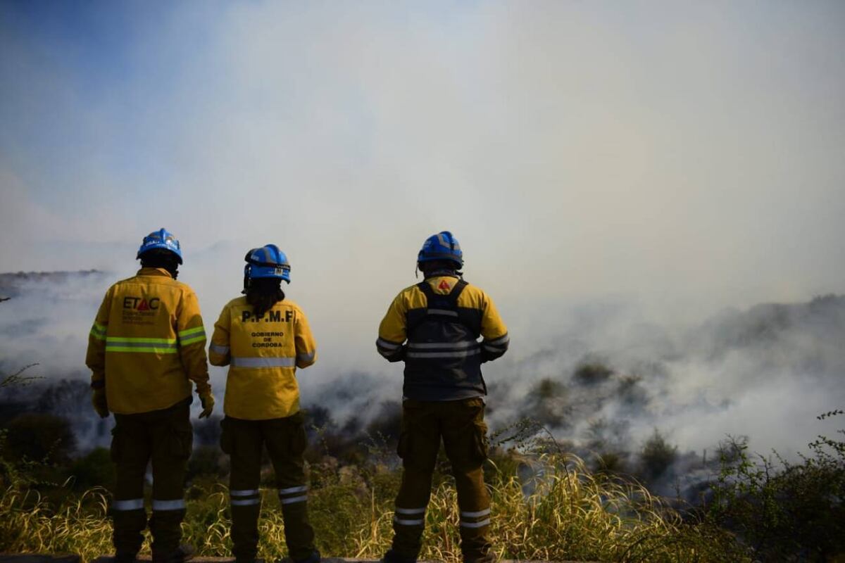 Incendio en la Quebrada del Condorito. Cortan el camino a las Altas Cumbres y despliegan un gran operativo terrestre y aéreo. (José Hernández / La Voz)