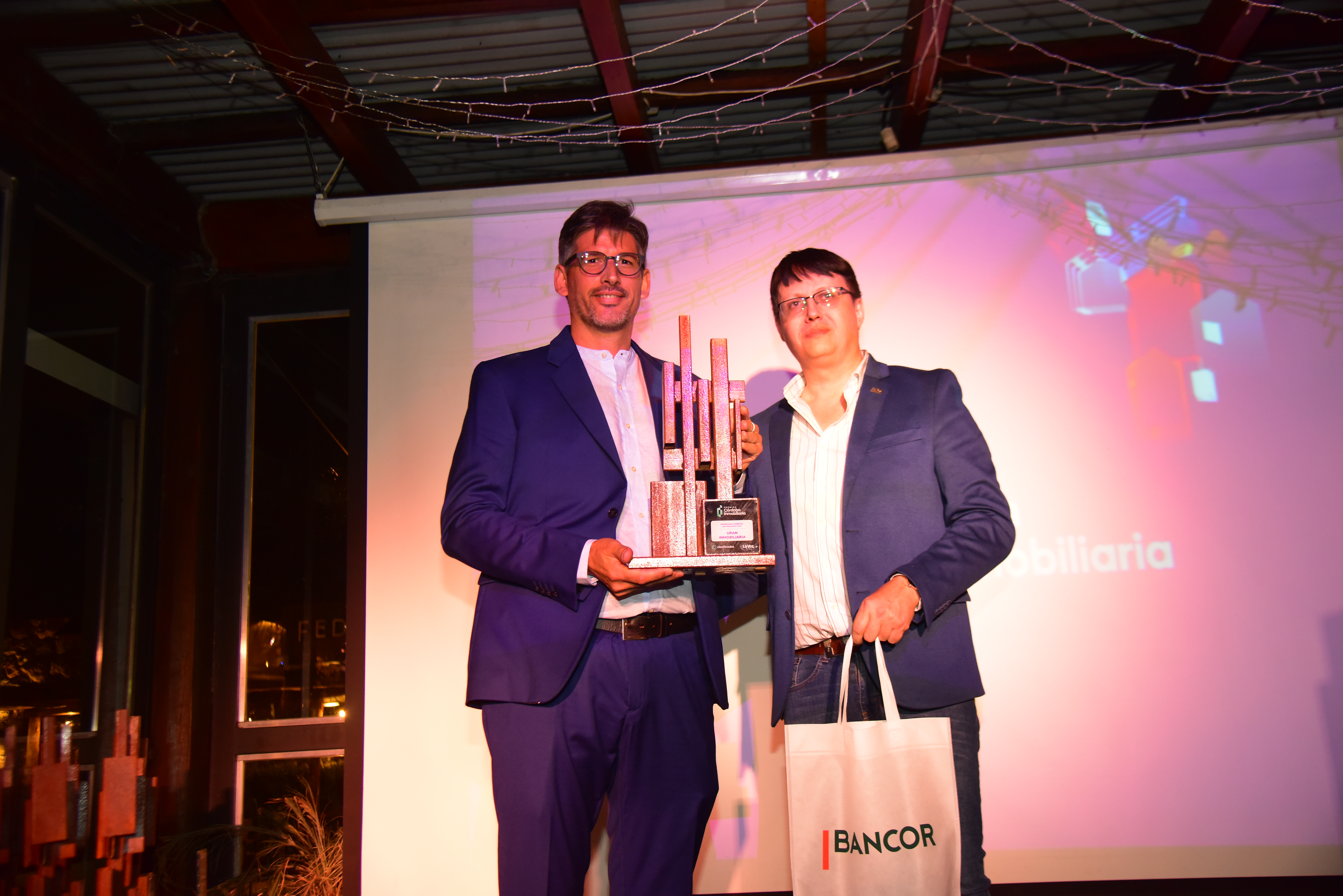 César Urán, de Uran Inmobiliaria, recibió el premio de manos de Lucas Delgado, responsable comercial de Clasificados La Voz. (Javier Ferreyra)