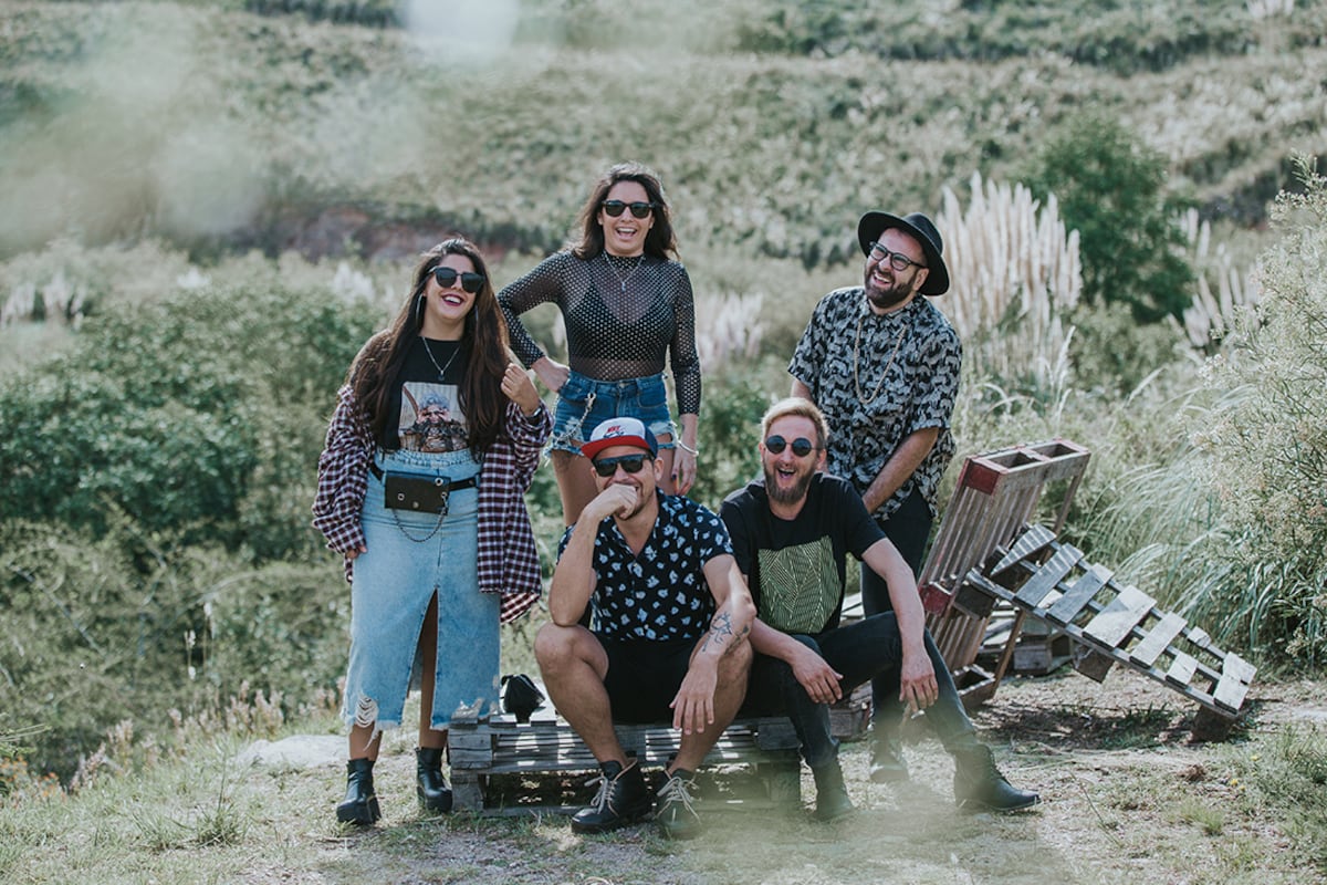 Soul Bitches está formada por Rochi Goloboff y Porte Piatti en voces, Franco Di Pietro lleva el beat de la banda, Nacho Rubioli toca el teclado y sintetizadores, y Lucas Baxx el bajo. (Gentileza @danireyph)