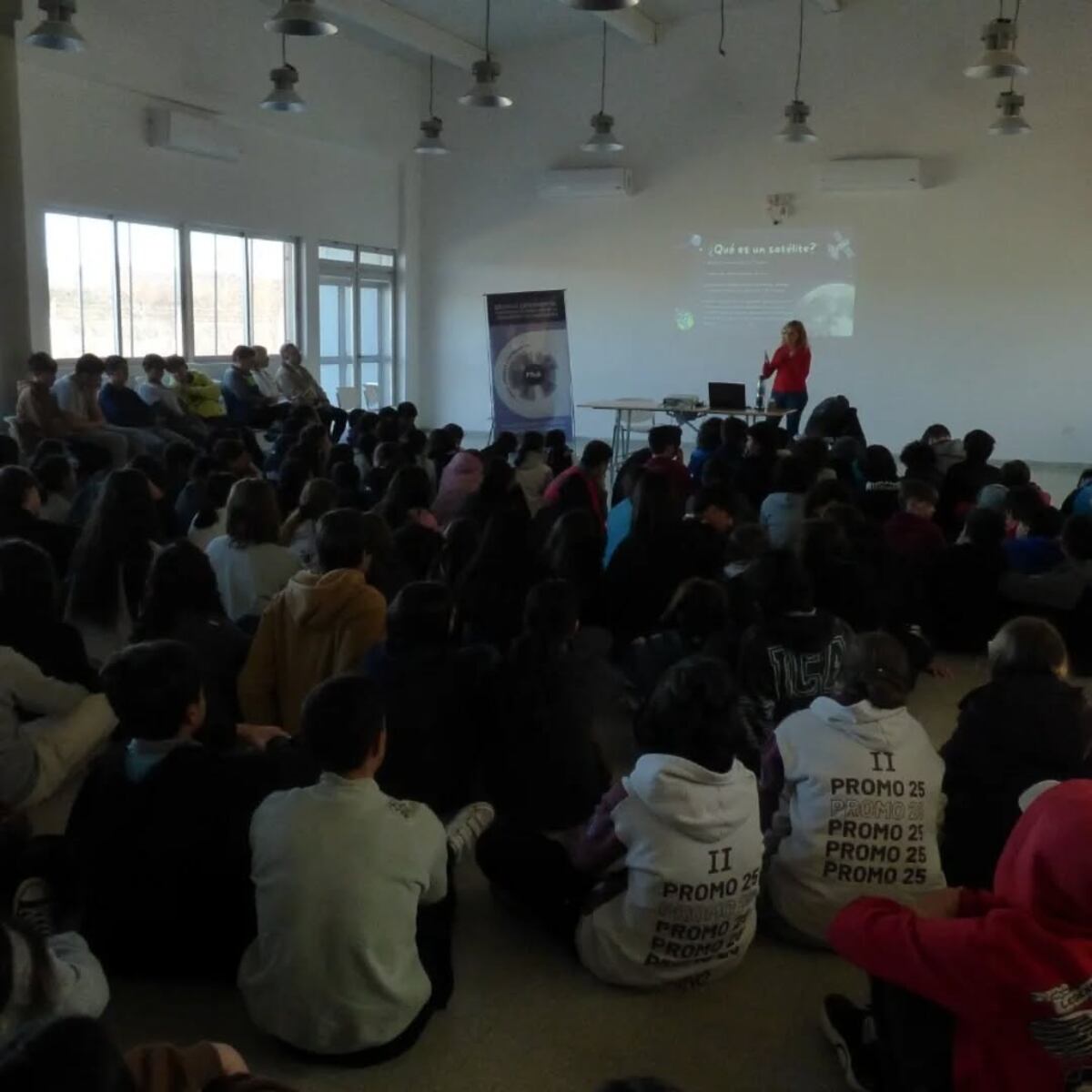 Abigail Ganopol dialogando con estudiantes de la escuela ProA en La Falda (Web).