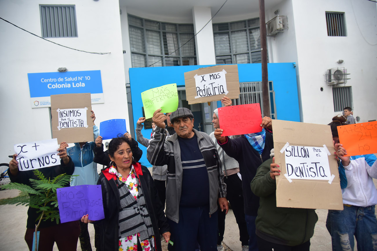 Vecinos de Colonia Lola protestan frente al dispensario del barrio. (Pedro Castillo / La Voz)