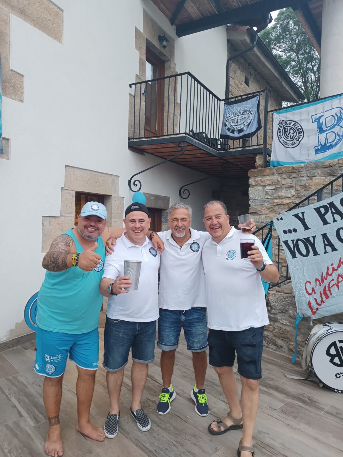 Reunión de hinchas de Belgrano que integran la filial del club en España. Se juntaron a ver por TV el partido con Flandria. (Gentileza Cristian Elvio)
