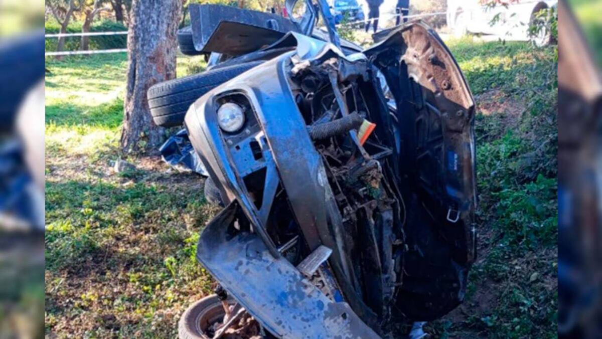El auto impactó contra un árbol tras salir del la zona asfaltada. (Foto: El doce)