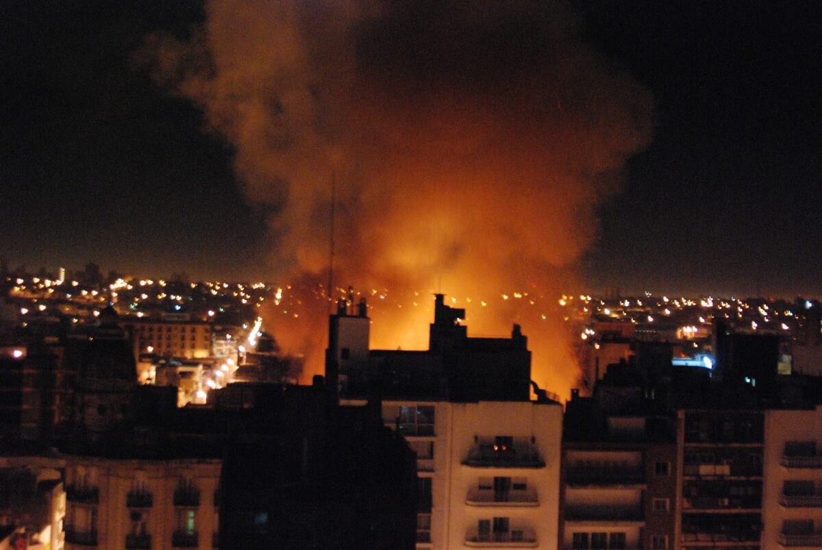 El 28 de julio de 2007, un incendio destruyó el teatro Comedia. Las llamas perforaron el techo de la sala (La Voz / Archivo).