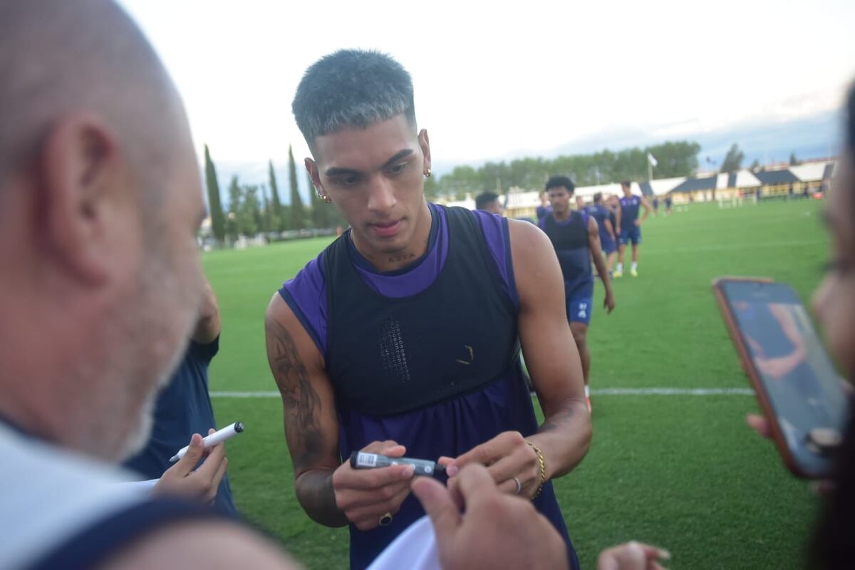 Talleres: el entrenamiento abierto reforzó el vínculo entre el plantel y su gente, en una tarde marcada por el viento y el aliento constante. (Javier Ferreyra / La Voz)