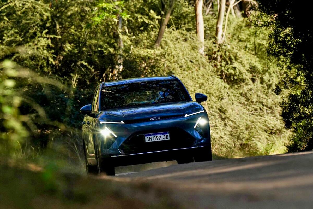 En ciudad, el vehículo puede desplazarse en modo 100% electrificado. El motor naftero, en este caso, solo oficia de generador para recargar las baterías.