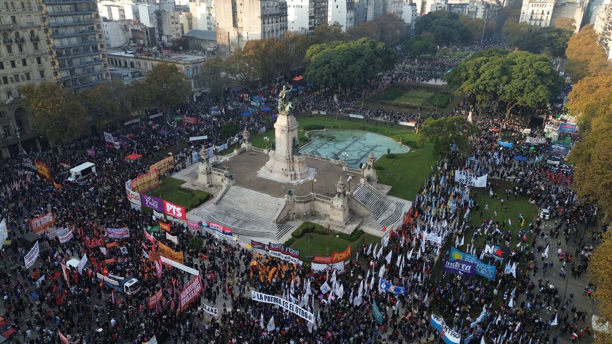 Varias causas. La multitudinaria marcha en las inmediaciones del Congreso. (Clarín)