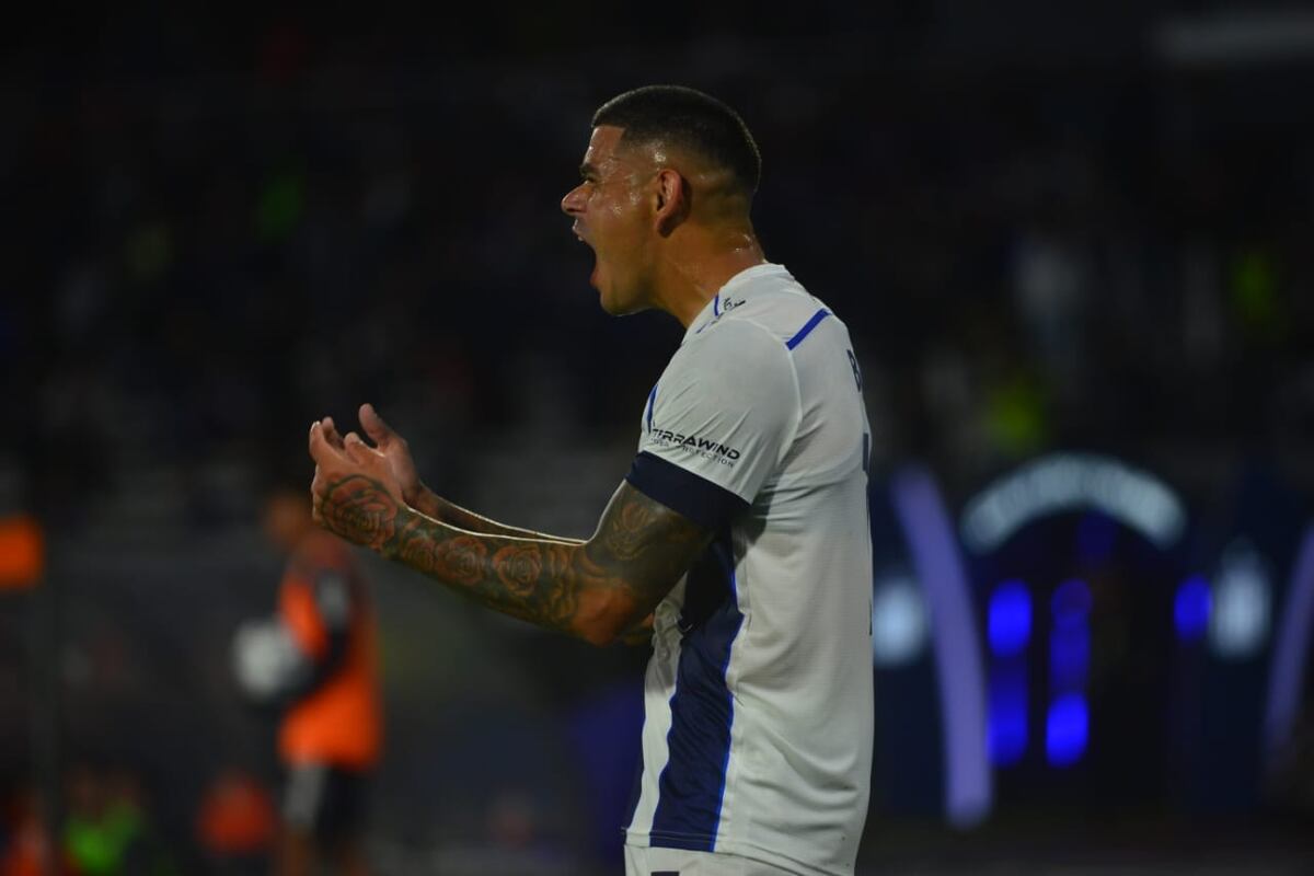 Talleres recibió a Independiente Rivadavia de Mendoza por la fecha 13 de la Zona A de la Copa de la Liga Profesional. El partido se jugó en el estadio Mario Alberto Kempes. Walter Bou hizo el gol albiazul. Uno de los pocos que jugó para seis puntos. (Nicolás Bravo / La Voz)