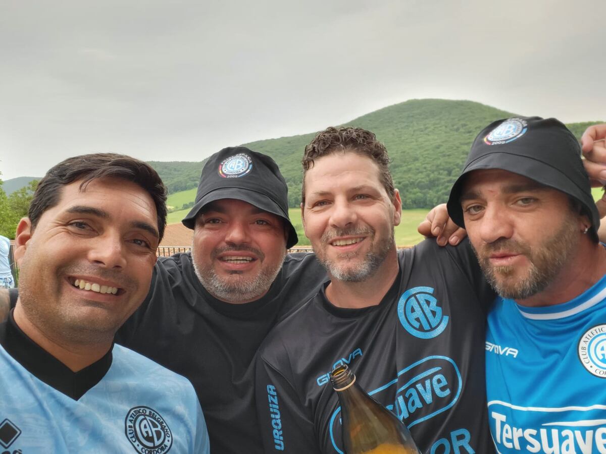 Reunión de hinchas de Belgrano que integran la filial del club en España. Se juntaron a ver por TV el partido con Flandria. (Gentileza Cristian Elvio)