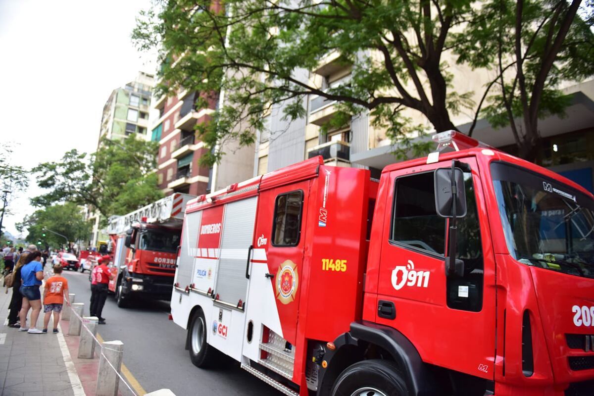 Bomberos trabaja en la extinción de un incendio en un departamento del piso 6º de un edificio ubicado en Olmos esquina Maipú, Córdoba. (José Gabriel Hernández / La Voz)