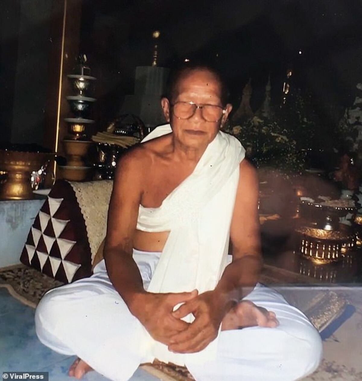 Thammakorn Wangpreecha, el monje de 68 años. (Daily Mail)