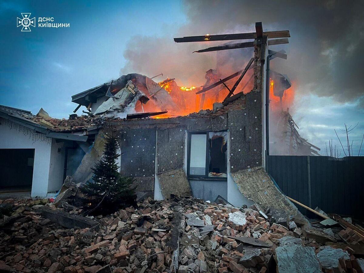 En esta foto proporcionada por el Servicio de Emergencias de Ucrania el martes 23 de diciembre de 2025, una vivienda se incendia tras un ataque ruso en la región de Kiev, Ucrania. (Servicio de Emergencias de Ucrania vía AP)