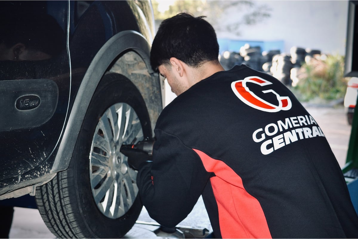 El alineado y balanceado es otro de los servicios que ofrece Gomería Central.