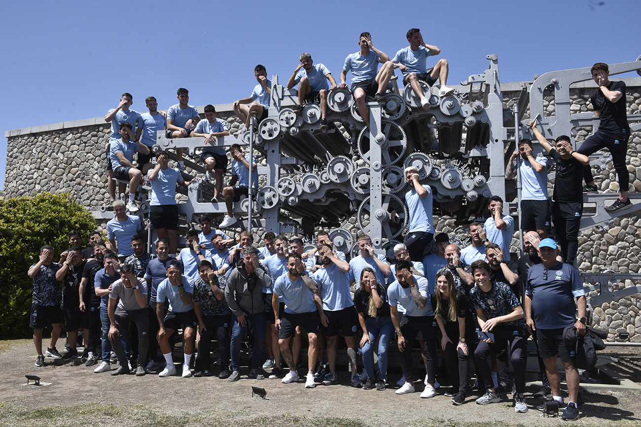 El plantel cuerpo técnico y directivos del Belgrano Campeón 2022 realizó el tradicional brindis de campeones en la sede de La Voz del Interior ( Ramiro Pereyra / La Voz)