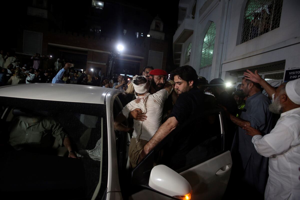 Al menos 40 personas fallecieron tras la explosión de una bomba en Pakistán. (AP)