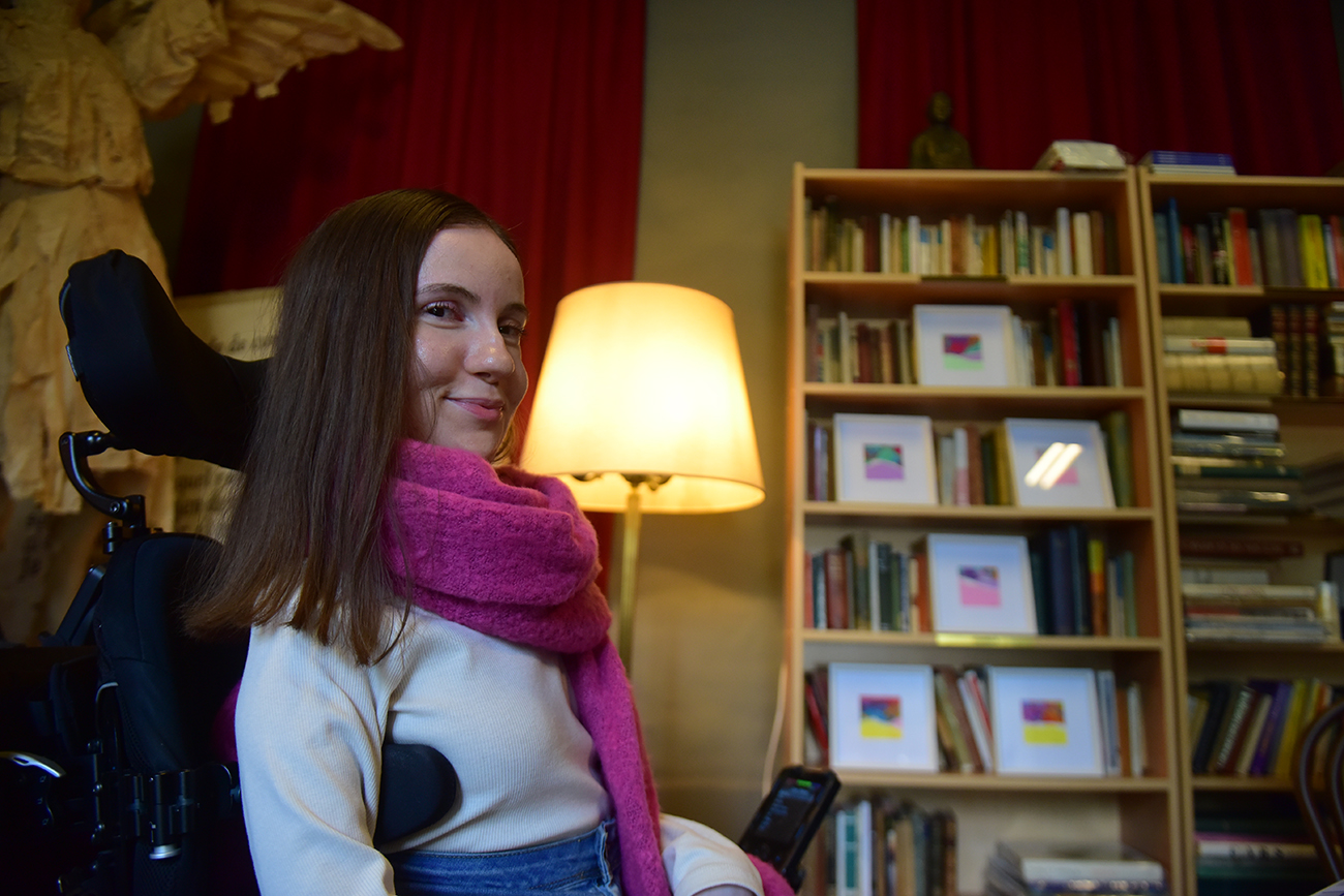 Victoria Margara padece AME y hace años batalla constantemente con Apross por prestaciones médicas. Cansada de la frustración decidió transformar su problema en arte y comenzó a crear cómics que denuncian la situación a través del humor. (José Gabriel Hernández / La Voz)