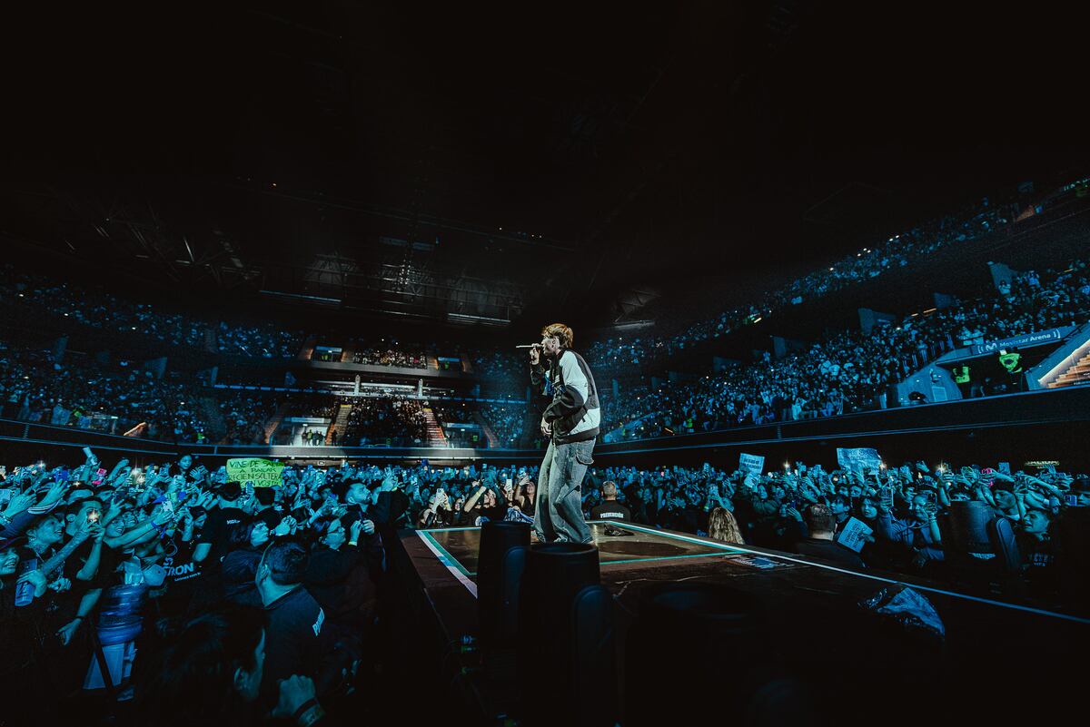 Paulo Londra, durante su reciente show en el Movistar Arena de Buenos Aires. (Gentileza Vicky Dragonetti e @irishsuarez)