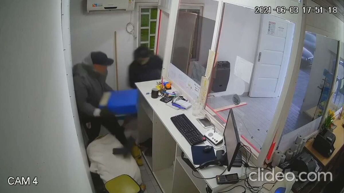 Armados. En 22 segundos lograron sacar la caja de seguridad donde estaba la plata con la recaudación del día. (Captura de video)